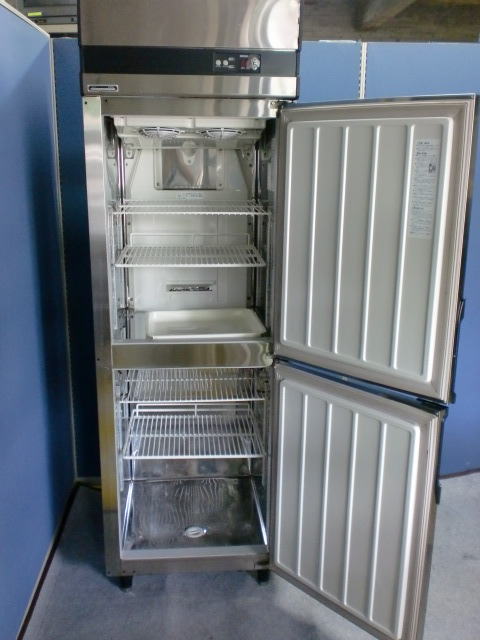 上段　冷凍庫　　下段　冷蔵